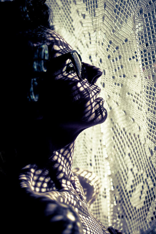 西方人,一个人,竖图,室内,白天,正面,窗户,欧洲,欧洲人,仅一个年轻女性,仅一个女性,仅一个人,阴影,光线,影子,注视,玻璃窗,阳光,观察,看,观看,察看,关注,年轻女性,女人,女性,白种人,半身,彩图