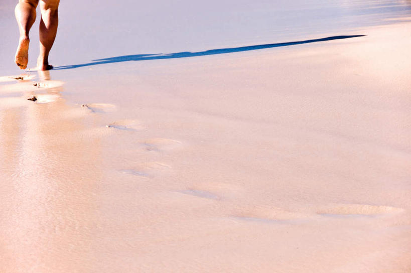 西方人,腿部,脚,脚趾,脚趾甲,腿,一个人,走,横图,俯视,室外,白天,沙滩,英国,欧洲,欧洲人,仅一个男性,仅一个人,阴影,光线,沙子,影子,海岸,沙地,光脚,仅一个年轻男性,阳光,赤脚,大西洋,潮湿,西欧,大不列颠,大不列颠及北爱尔兰联合王国,百慕大,百慕大群岛,湿润,大不列颠联合王国,日不落英帝国,海外领地,英国海外领地,百慕达,男人,男性,年轻男性,白种人,脚指甲,海滩,步行,散步,走路,半身,彩图,高角度拍摄