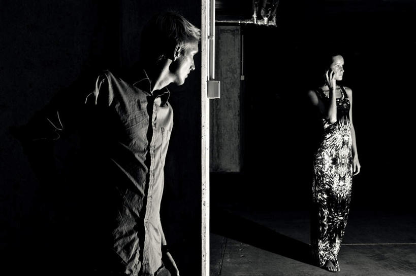 西方人,两个人,站,横图,黑白,室内,白天,侧面,欧洲,欧洲人,撑,托腮,注视,观察,看,托,站着,观看,犯罪,察看,犯法,罪犯,关注,托下巴,偷窥,窃看,窃视,男人,男性,年轻男性,年轻女性,女人,女性,白种人,站立,半身