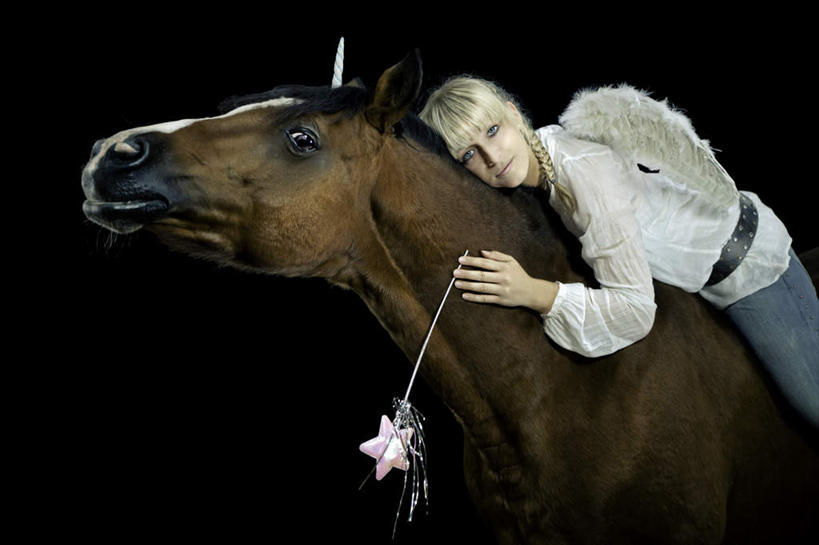 西方人,一个人,站,横图,室内,白天,侧面,马,野生动物,欧洲,欧洲人,仅一个年轻女性,仅一个女性,仅一个人,握,黑色背景,星星,拿,拿着,注视,一匹,动物,观察,看,趴着,站着,星形,握着,运输,摄影,牲畜,影棚,观看,一支,察看,关注,魔法棒,五角形,尤物,年轻女性,女人,女性,白种人,五角星,趴,站立,半身,彩图,影棚拍摄,拍摄,佳丽,丽人,美人