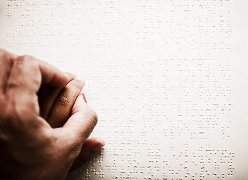 西方人,一个人,横图,俯视,室内,白天,餐桌,桌子,欧洲,欧洲人,仅一个男性,仅一个人,握,木制,鼓励,仅一个年轻男性,木制品,加油,手势,握拳,打气,握着,餐台,鼓舞,男人,男性,年轻男性,白种人,半身,彩图,高角度拍摄