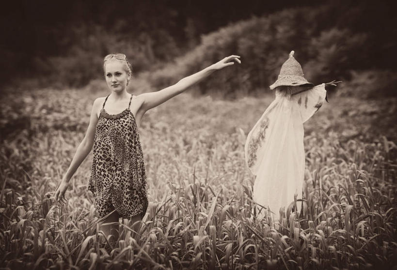 西方人,一个人,农田,站,举,横图,室外,白天,正面,裙子,农业,庄稼,农作物,欧洲,欧洲人,仅一个年轻女性,仅一个女性,仅一个人,连衣裙,稻田,稻草人,托,站着,褪色,年轻女性,女人,女性,白种人,举起,举手,举着,向上举,向上伸,向上托,站立,半身,彩图,耕地,庄稼田