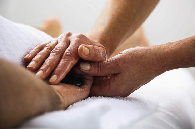 西方人,手,两个人,伙伴,朋友,握手,横图,室内,特写,白天,正面,友谊,欧洲,欧洲人,温暖,温馨,手部,关爱,亲情,友情,老年男性,男人,男性,白种人,搀手,拉手,手搀手,手拉手,手牵手,手握手,半身,彩图