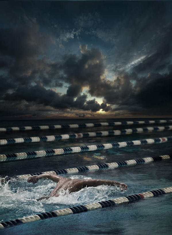 游泳,西方人,一个人,运动员,体育馆,游泳池,竖图,俯视,室外,白天,锻炼,快乐,比赛,运动,竞争,水,欧洲,欧洲人,仅一个男性,仅一个人,波纹,飞溅,溅,液体,水池,水滴,水面,乌云,云,阴天,云朵,云彩,娱乐,泳池,泳道,水珠,仅一个年轻男性,水纹,天空,波浪,天,休闲,游泳馆,昏暗,体育运动,阴沉,喷洒,泅水,拍浮,体育,男人,男性,年轻男性,白种人,体育运动员,运动选手,半身,彩图,高角度拍摄,健身