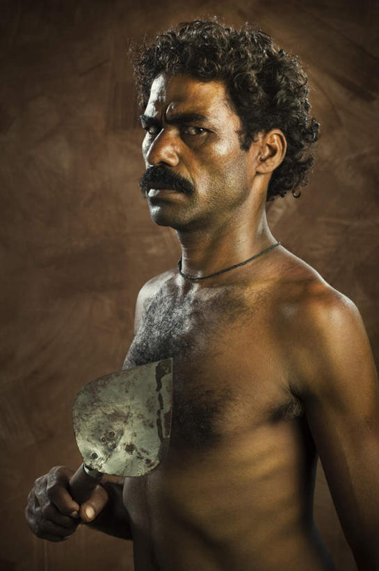 西方人,一个人,站,笑,微笑,竖图,室内,白天,正面,欧洲,非洲,黑人,欧洲人,仅一个男性,仅一个人,背光,注视,裸露,仅一个年轻男性,观察,看,站着,观看,察看,关注,裸,逆光,泥铲,男人,男性,年轻男性,非洲人,站立,半身,彩图