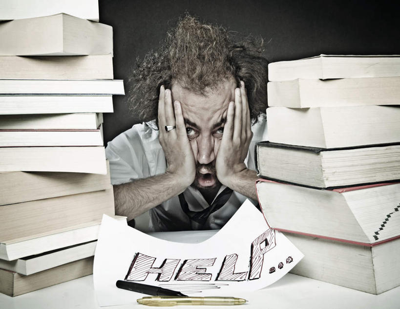 西方人,一个人,坐,横图,室内,白天,正面,爱情,书籍,欧洲,欧洲人,仅一个男性,仅一个人,一堆,撑,堆叠,堆积,英文,笔,标志,文字,字符,字母,办公用品,浪漫,托腮,注视,标识,水笔,文具,装饰品,仅一个年轻男性,戒指,饰品,首饰,学习用品,观察,看,托,恩爱,观看,堆,英文字母,文具用品,信物,察看,权利,关注,紧急,托下巴,求助,手饰,告急,危急,乞助,男人,男性,年轻男性,白种人,书,图书,坐着,半身,彩图