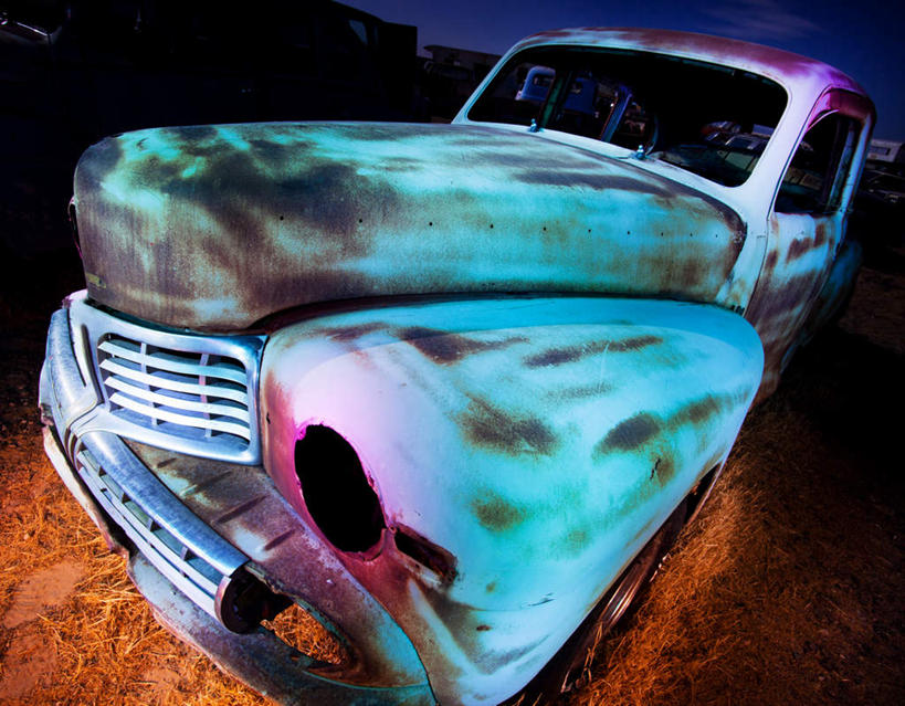 无人,横图,俯视,室外,夜晚,汽车,一辆,废弃,破坏,破损,车,交通工具,轿车,肮脏,损坏,载具,曝光,邋遢,龌龊,污秽,废除,暴光,彩图,高角度拍摄