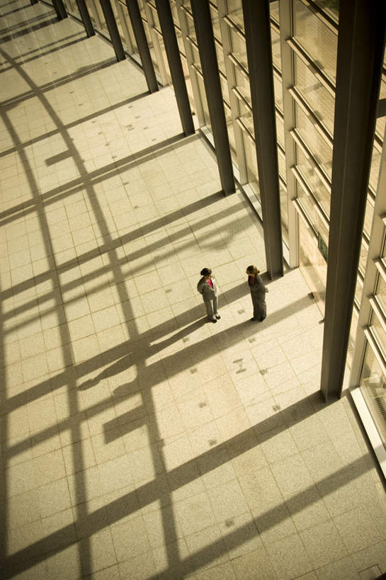 西方人,两个人,同事,商务人士,商务女性,站,说,竖图,俯视,室内,白天,讨论,成功,合作,团队,集体,信心,窗户,玻璃,欧洲,欧洲人,阴影,套装,光线,影子,队伍,玻璃窗,玻璃制品,阳光,站着,领导,成就,商务装,合伙,领袖,门卫,工薪阶层,交流,年轻女性,女人,女性,白种人,白领,上班族,沟通,讲话,交谈,商讨,说话,谈话,站立,彩图,高角度拍摄,全身