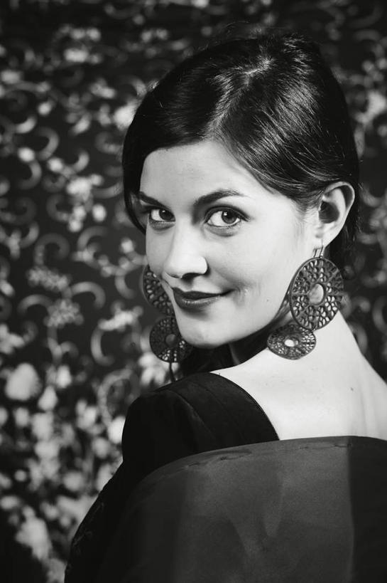 西方人,一个人,站,笑,微笑,竖图,黑白,室内,白天,正面,民族服装,欧洲,欧洲人,仅一个年轻女性,仅一个女性,仅一个人,表演,服装,古典,扭头,注视,文化,传统,衣服,观察,看,站着,转头,服饰,观看,古装,察看,演出,关注,韵味,上演,年轻女性,女人,女性,白种人,站立,半身,传统服装,民俗服