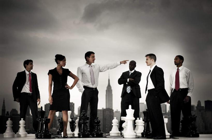 西方人,手,站,双手交叉,横图,室外,白天,正面,衬衫,裙子,西装,游戏,快乐,比赛,竞争,欧洲,欧洲人,对抗,握,阴影,连衣裙,套装,正装,光线,影子,乌云,云,云朵,领带,许多人,拿,玩,云彩,拿着,注视,职业装,娱乐,蓝色,白云,蓝天,天空,阳光,象棋,天,观察,看,站着,一群人,休闲,手部,棋盘,国际象棋,益智,握着,晴朗,观看,活动,察看,双手抱胸,对立,发泄,关注,消遣,智力,双手抄兜,双手放兜,抗衡,宣泄,反抗,匹敌,白种人,晴空,插兜,两手抄兜,两手放兜,手插兜,手放口袋,玩耍,嬉戏,站立,半身,彩图,衬衣,手抄兜