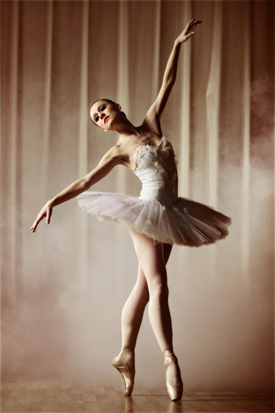 西方人,一个人,站,举,竖图,室内,白天,正面,裙子,跳舞,芭蕾,地板,欧洲,欧洲人,仅一个年轻女性,仅一个女性,仅一个人,地面,扭头,注视,木地板,观察,看,托,站着,转头,短裙,观看,察看,关注,舞姿,芭蕾舞裙,芭蕾裙,芭蕾舞,年轻女性,女人,女性,白种人,举起,举手,举着,向上举,向上伸,向上托,站立,彩图,全身,舞蹈