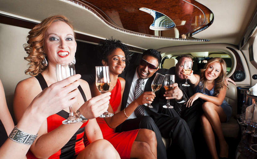 西方人,一个人,高楼大厦,站,摸,横图,室内,白天,正面,植物,大厦,道路,建筑,路,摩天大楼,公路,欧洲,欧洲人,仅一个男性,仅一个人,抚摸,蓝色背景,交通,树,树木,食物,仅一个年轻男性,绿色,自然,模型,站着,摄影,影棚,生长,成长,盖,男人,男性,年轻男性,白种人,马路,触摸,接触,站立,半身,彩图,影棚拍摄,拍摄,大楼,高层建筑,高楼,摩天楼