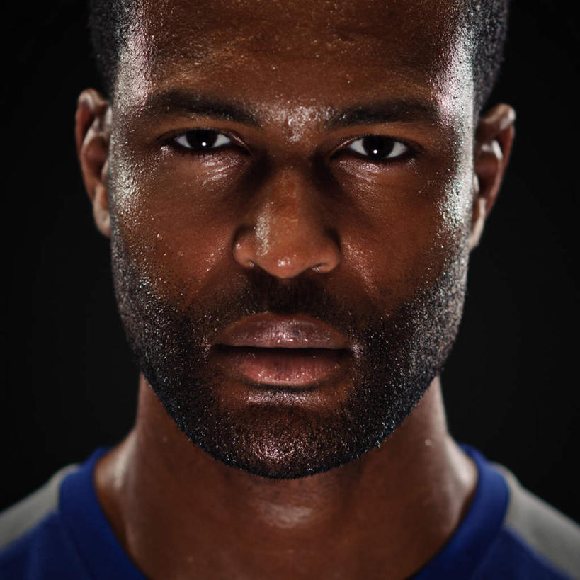 西方人,脸,头,脸颊,一个人,站,方图,室内,特写,白天,正面,欧洲,非洲,黑人,欧洲人,仅一个男性,仅一个人,黑色背景,注视,仅一个年轻男性,观察,看,站着,摄影,影棚,汗水,观看,察看,关注,男人,男性,年轻男性,非洲人,头部,脸部,脸蛋,面部,站立,半身,彩图,影棚拍摄,拍摄