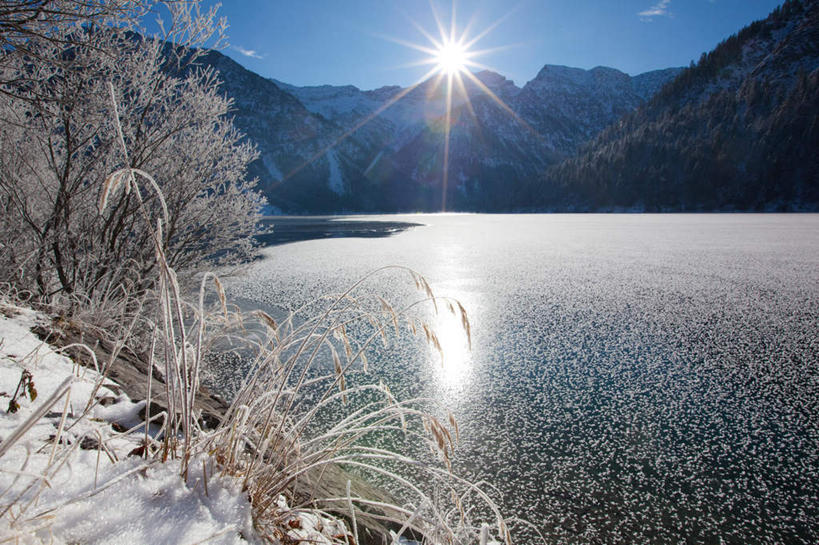 无人,横图,室外,白天,正面,旅游,度假,湖,湖泊,美景,森林,山,山脉,树林,水,植物,奥地利,欧洲,阴影,光线,影子,湖面,景观,山峰,水流,水面,山峦,娱乐,树,树木,蓝色,绿色,蓝天,天空,阳光,自然,湖水,群山,天,享受,休闲,景色,放松,生长,晴朗,成长,自然风光,中欧,万里无云,奥地利共和国,蒂罗尔,蒂罗尔州,炫光,晴空,晴空万里,彩图