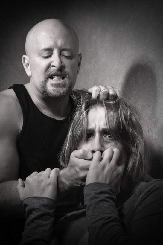 西方人,嘴,头发,两个人,家庭,夫妻,站,坐,拉,竖图,黑白,室内,白天,正面,爱情,欧洲,欧洲人,阴影,反射,影子,墙,浪漫,墙壁,墙面,站着,温暖,温馨,一家人,恩爱,捂,恋人,摄影,影棚,和睦,暴力,虐待,家庭暴力,家暴,男人,男性,年轻男性,年轻女性,女人,女性,白种人,年轻人,口,口腔,嘴巴,嘴唇,夫妇,情侣,站立,坐着,半身,影棚拍摄,拍摄,伴侣,融洽