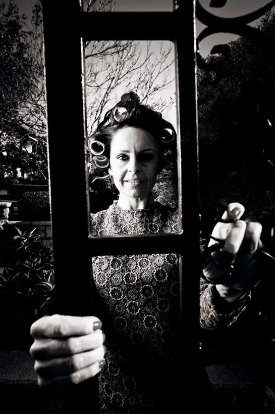 西方人,一个人,家庭主妇,笑,微笑,竖图,黑白,室外,白天,正面,门,欧洲,欧洲人,仅一个女性,仅一个人,注视,门框,观察,看,仅一个中年女性,观看,卷发棒,卷发器,察看,昏暗,关注,烫发器,灰暗,晦暗,女人,女性,中年女性,白种人,主妇,半身