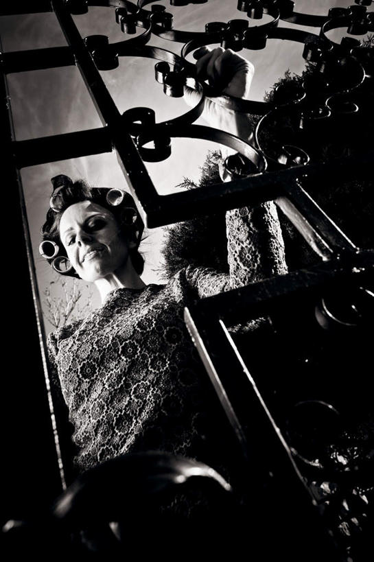 西方人,一个人,家庭主妇,笑,微笑,竖图,黑白,室外,白天,仰视,门,欧洲,欧洲人,仅一个女性,仅一个人,注视,门框,观察,看,仅一个中年女性,观看,卷发棒,卷发器,察看,昏暗,关注,烫发器,灰暗,晦暗,女人,女性,中年女性,白种人,主妇,半身,低角度拍摄