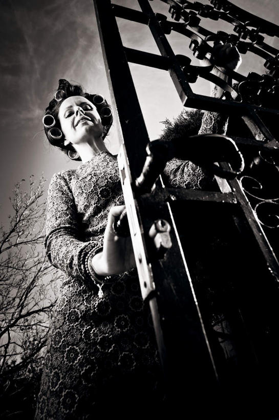 西方人,一个人,家庭主妇,笑,微笑,竖图,黑白,室外,白天,仰视,门,欧洲,欧洲人,仅一个女性,仅一个人,注视,门框,观察,看,仅一个中年女性,观看,卷发棒,卷发器,察看,昏暗,关注,烫发器,灰暗,晦暗,女人,女性,中年女性,白种人,主妇,半身,低角度拍摄