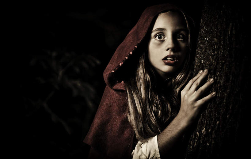 西方人,一个人,站,摸,竖图,室内,白天,正面,欧洲,欧洲人,仅一个年轻女性,仅一个女性,仅一个人,抚摸,黑色背景,注视,红色,观察,看,站着,幼稚,摄影,影棚,观看,暴躁,害怕,原始,察看,暴力,胆怯,关注,小红帽,斗篷,张扬,畏惧,赤色,卑俗,血腥,激动,童话,危险,年轻女性,女人,女性,白种人,触摸,接触,站立,半身,彩图,影棚拍摄,拍摄