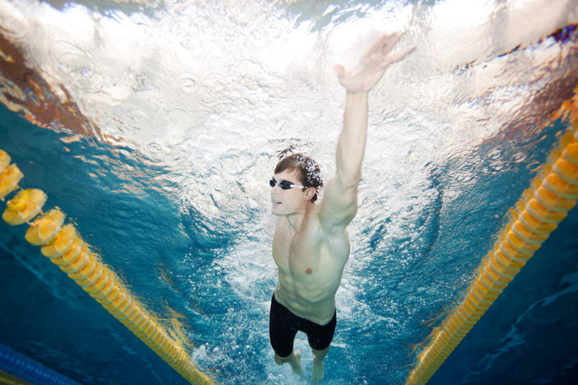 游泳,西方人,一个人,运动员,横图,室内,白天,仰视,锻炼,运动,欧洲,欧洲人,仅一个男性,仅一个人,泳道,裸露,仅一个年轻男性,裸,泅水,拍浮,体育,男人,男性,年轻男性,白种人,体育运动员,运动选手,彩图,低角度拍摄,全身,健身