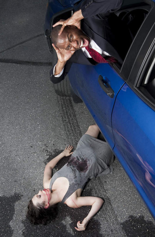 西方人,两个人,商务人士,商务男性,躺,竖图,俯视,室外,白天,衬衫,汽车,欧洲,非洲,黑人,欧洲人,抱头,套装,服装,血,休闲装,车,衣服,蓝色,交通工具,轿车,张嘴,休闲,休闲服,服饰,灾难,载具,商务装,张大嘴巴,工薪阶层,车祸,捧首,捧头,劫难,磨难,灾祸,卧着,男人,男性,女人,女性,中年男性,中年女性,白种人,非洲人,白领,上班族,张开嘴,躺着,卧,半身,彩图,高角度拍摄,衬衣,灾害