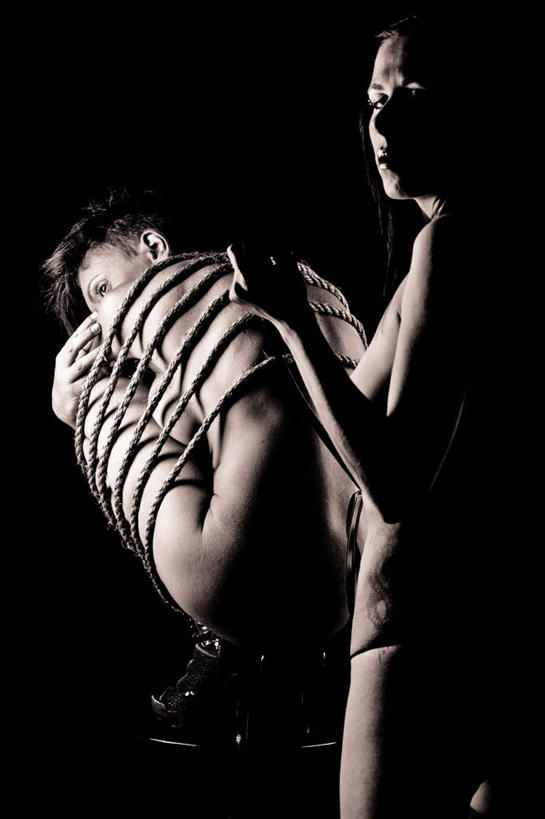 西方人,两个人,站,蹲,抱,竖图,室内,白天,正面,爱情,欧洲,欧洲人,黑色背景,浪漫,扭头,注视,草绳,绳子,观察,看,站着,转头,温暖,温馨,恩爱,搭,恋人,摄影,影棚,抱着,观看,捆绑,绳索,和睦,察看,搂着,暴力,搭着,关注,同性恋,绑缚,稻草绳,虐恋,施虐,受虐,年轻女性,女人,女性,白种人,情侣,蹲着,怀抱,搂,搂抱,相抱,拥抱,站立,半身,彩图,影棚拍摄,拍摄,伴侣,融洽