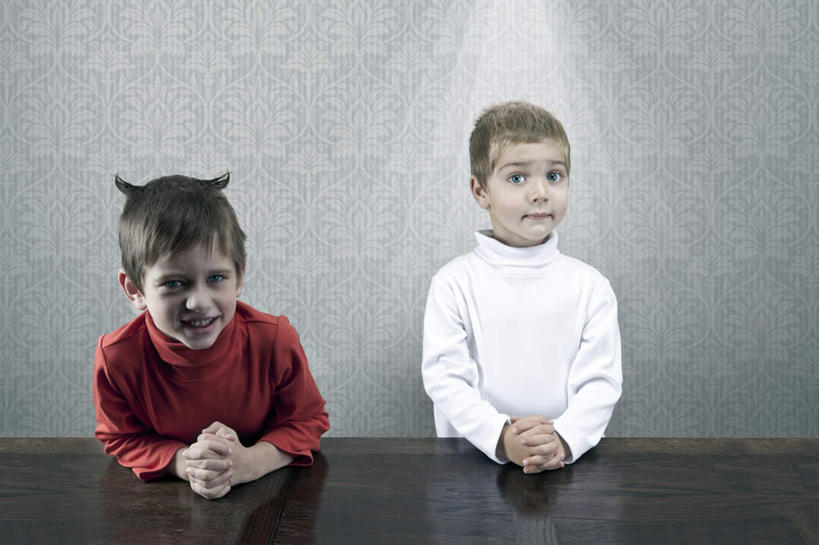 西方人,儿童,两个人,伙伴,朋友,站,坐,笑,微笑,露齿笑,横图,室内,白天,正面,友谊,纯洁,桌子,欧洲,欧洲人,天使,撑,注视,小孩,观察,看,站着,比较,可爱,童年,童趣,摄影,影棚,对比,观看,察看,撑着,关注,善良,对照,恶魔,童真,烂漫,无邪,邪恶,仁慈,罪恶,比拟,比照,险恶,天真,友情,男孩,男人,男性,白种人,站立,坐着,半身,彩图,影棚拍摄,拍摄,男生