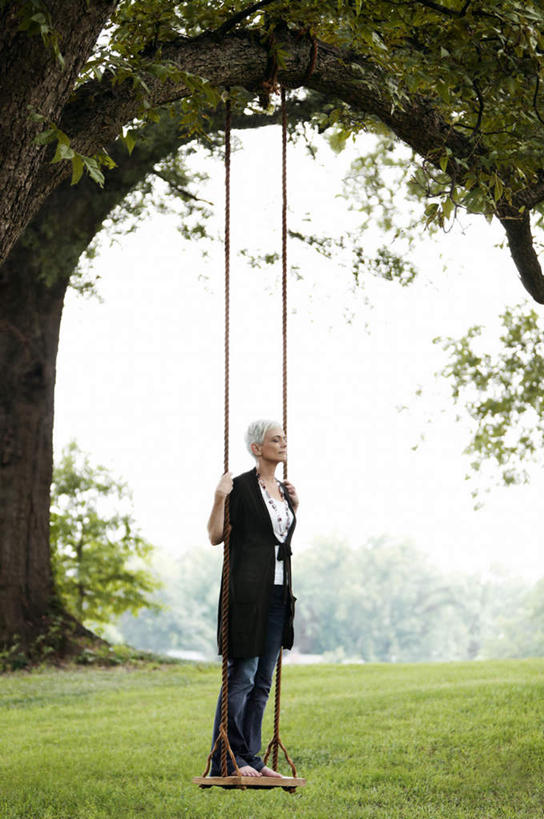 西方人,一个人,竖图,室外,白天,正面,游戏,草地,草坪,植物,欧洲,欧洲人,仅一个女性,仅一个人,一棵,玩,娱乐,草,树,树木,蓝色,绿色,蓝天,天空,自然,秋千,天,休闲,仅一个老年女性,生长,晴朗,成长,活动,发泄,消遣,智力,万里无云,宣泄,秋千架,老年女性,女人,女性,白种人,晴空,晴空万里,玩耍,嬉戏,彩图,全身