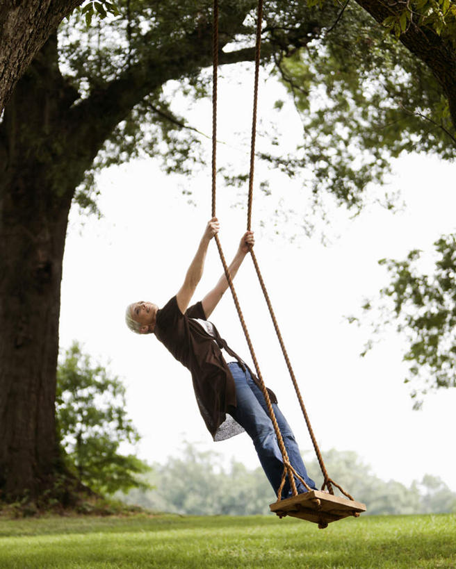 西方人,一个人,站,竖图,室外,白天,侧面,游戏,草地,草坪,植物,欧洲,欧洲人,仅一个女性,仅一个人,一棵,握,拿,玩,拿着,娱乐,草,树,树木,蓝色,绿色,蓝天,天空,自然,秋千,天,站着,休闲,握着,仅一个老年女性,生长,晴朗,成长,活动,发泄,消遣,智力,万里无云,宣泄,秋千架,老年女性,女人,女性,白种人,晴空,晴空万里,玩耍,嬉戏,站立,彩图,全身