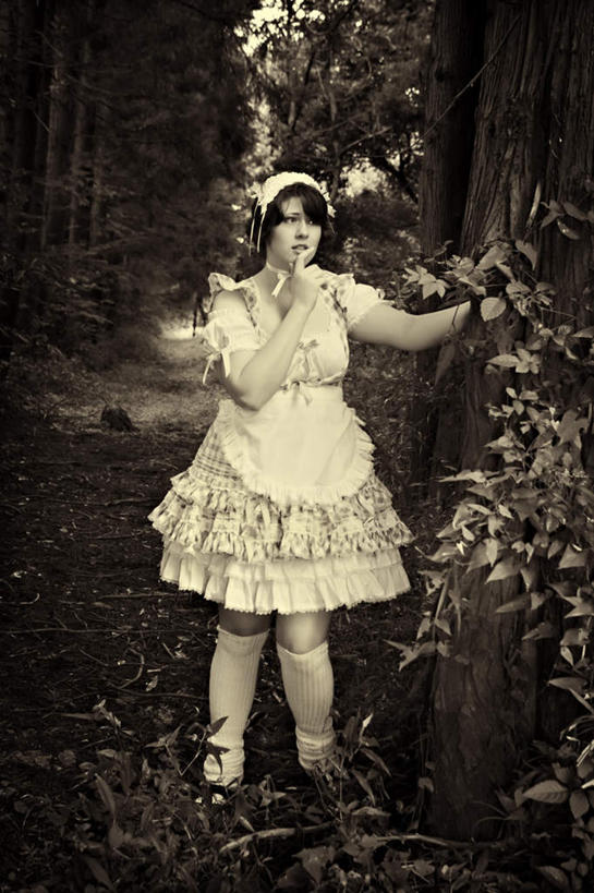 西方人,一个人,站,竖图,室外,白天,正面,工作服,制服,旅游,度假,草地,草坪,美景,树林,植物,叶子,欧洲,欧洲人,仅一个年轻女性,仅一个女性,仅一个人,景观,绿叶,娱乐,草,树,树木,绿色,自然,站着,享受,休闲,嫩叶,景色,放松,生长,成长,女仆,自然风光,婢女,女婢,女侍,工作制服,年轻女性,女人,女性,白种人,叶,叶片,站立,彩图,全身,工作套服