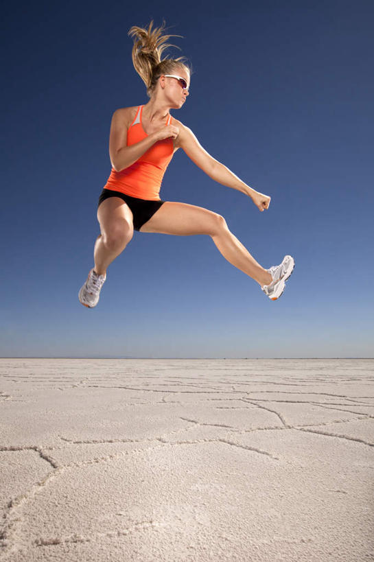 西方人,一个人,跳,竖图,室内,白天,仰视,欧洲,美国,欧洲人,仅一个年轻女性,仅一个女性,仅一个人,地平线,辽阔,地面,半空,蓝色,蓝天,天空,天,广阔,晴朗,一望无际,北美,北美洲,犹他州,延伸,美洲,万里无云,天地相交,北亚美利加洲,亚美利加洲,犹他,蜂窝之州,蜂房州,无边无际,一马平川,年轻女性,女人,女性,白种人,晴空,晴空万里,跳跃,彩图,低角度拍摄,全身