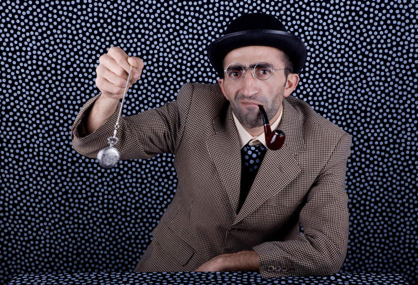 西方人,一个人,横图,室内,白天,正面,帽子,欧洲,欧洲人,仅一个男性,仅一个人,吊挂,握,悬挂,摇摆,咬,时间,时钟,挂,拿,计时,拿着,仅一个年轻男性,遮阳帽,钟表,表,握着,烟斗,摇曳,咬着,摇晃,扭捏,摇荡,男人,男性,年轻男性,白种人,钟,半身,彩图