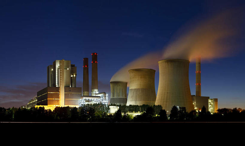 无人,工厂,横图,室外,夜晚,正面,树林,植物,雾,路灯,照明,阴影,沸腾,朦胧,模糊,光线,蒸汽,影子,烟雾,云,云朵,灯光,水蒸气,雾气,云彩,灯,树,树木,蓝色,绿色,白云,蓝天,天空,自然,黄昏,天,发电,发电站,生长,晴朗,成长,电源,工场,照亮,气体,照明设备,冒烟,蒸发,灯火辉煌,薄暮,火树银花,灯烛辉煌,晴空,彩图,傍晚