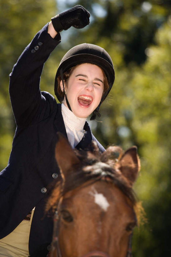 西方人,一个人,举,笑,微笑,露齿笑,竖图,室外,特写,白天,正面,植物,马,野生动物,帽子,欧洲,欧洲人,仅一个男性,仅一个人,骑马,握,阴影,朦胧,模糊,光线,头盔,影子,棕色,鼓励,一匹,树,树木,仅一个年轻男性,骑,绿色,阳光,自然,动物,安全帽,加油,手势,托,握拳,打气,握着,运输,牲畜,生长,成长,马术,鼓舞,一顶,男人,男性,年轻男性,白种人,举起,举手,举着,向上举,向上伸,向上托,半身,彩图