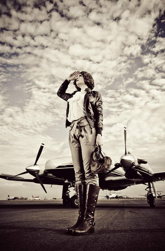 西方人,一个人,机场,站,竖图,室外,白天,仰视,制服,飞机,飞机场,欧洲,欧洲人,仅一个年轻女性,仅一个女性,仅一个人,阴影,光线,影子,注视,航空,衣服,阳光,交通工具,观察,看,站着,战争,空军,观看,军人,战斗机,察看,敬礼,军装,关注,载具,军服,轰炸机,军用机,军用战斗机,两架,还礼,军礼,年轻女性,女人,女性,白种人,航空站,空港,站立,彩图,低角度拍摄,全身