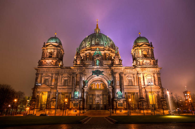 无人,博物馆,教堂,横图,室外,白天,仰视,旅游,度假,名胜古迹,标志建筑,地标,建筑,路灯,照明,德国,欧洲,阴影,节日,研究,遗迹,光线,影子,灯光,首都,教育,古迹,文化,文物,娱乐,建设,古建筑,柏林,柏林大教堂,灯,黄昏,祈祷,享受,休闲,健康,旅游胜地,放松,许愿,宗教,信仰,纪念,展览,祈求,照亮,基督教,照明设备,西欧,天主教,欣赏,陈列,信念,古文明,德意志联邦共和国,柏林州,薄暮,典藏,柏林博物馆岛,博物馆岛,菩提树大街,平安,彩图,低角度拍摄,傍晚,大教堂,礼拜堂