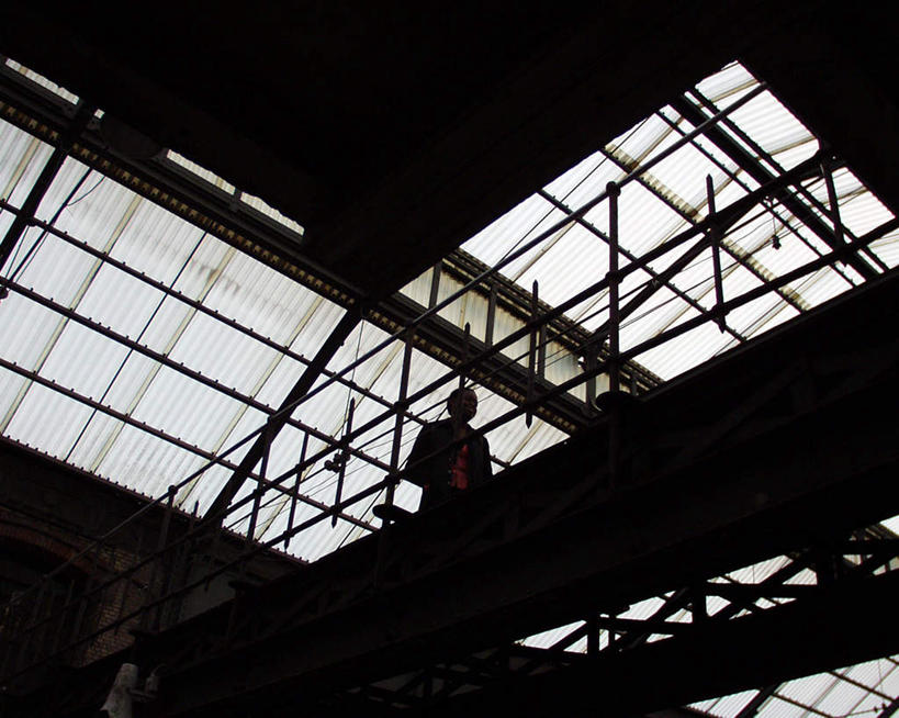 西方人,一个人,建筑工人,建筑师,走,交叉,横图,室外,白天,仰视,欧洲,欧洲人,仅一个男性,仅一个人,许多,支架,背光,注视,架子,脚手架,施工,仅一个年轻男性,建筑工地,观察,看,搭建,观看,支撑,固定,察看,关注,逆光,相交,交集,地盘,建筑地盘,施工地盘,构成,男人,男性,年轻男性,白种人,建筑工,步行,散步,走路,彩图,低角度拍摄,全身,组成,稳固