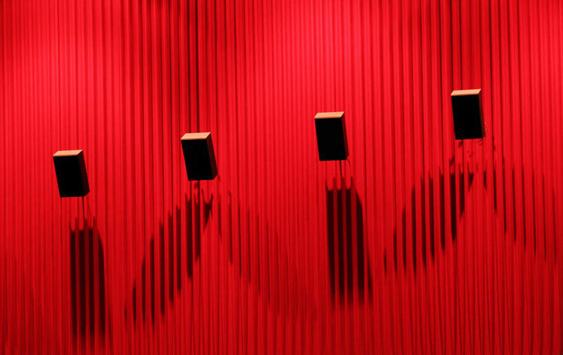 无人,横图,室内,白天,仰视,电影院,一排,吊挂,悬挂,阴影,条纹,整齐,反射,影子,墙,音响,挂,喇叭,墙壁,墙面,排列,话筒,四个,队列,传声筒,声响,彩图,低角度拍摄