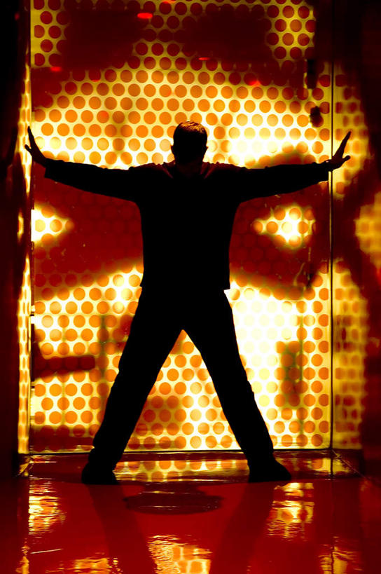 西方人,一个人,商务人士,商务男性,站,伸展双臂,竖图,室内,白天,正面,衬衫,科技,欧洲,欧洲人,仅一个男性,仅一个人,阴影,套装,服装,朦胧,梦幻,模糊,发光,反射,光束,影子,光亮,背光,休闲装,光点,仅一个年轻男性,衣服,黄色,红色,站着,休闲,休闲服,服饰,未来,发亮,商务装,逆光,工薪阶层,憧憬,男人,男性,年轻男性,白种人,白领,上班族,敞开双臂,伸开双臂,展开双肩,站立,张开手臂,张开双臂,彩图,全身,衬衣