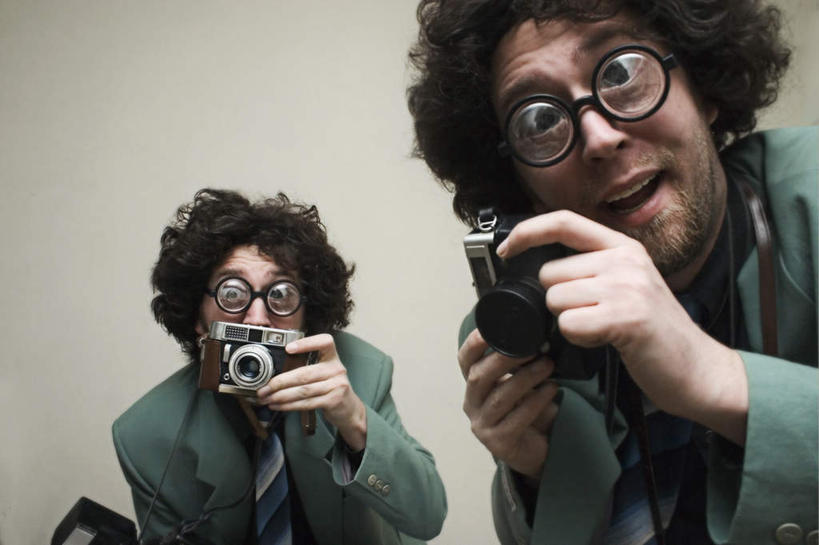 西方人,两个人,站,举,笑,微笑,露齿笑,横图,室内,白天,仰视,相机,欧洲,欧洲人,吊挂,弯腰,握,悬挂,服装,墙,挂,拿,拿着,注视,休闲装,墙壁,墙面,衣服,观察,看,托,站着,张嘴,休闲,休闲服,握着,服饰,观看,察看,关注,张大嘴巴,哈腰,男人,男性,中年男性,白种人,照相机,张开嘴,举起,举手,举着,向上举,向上伸,向上托,站立,半身,彩图,低角度拍摄