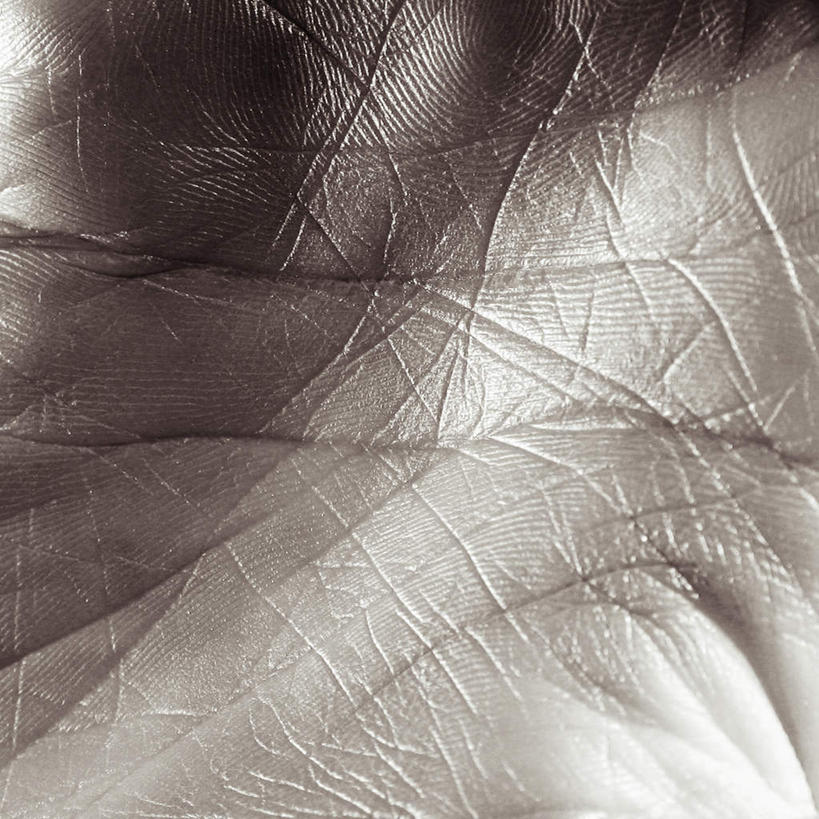 西方人,手,一个人,交叉,方图,俯视,室内,特写,白天,欧洲,欧洲人,仅一个女性,仅一个人,阴影,反射,纹理,影子,仅一个中年女性,手部,掌纹,肌肤,单手,相交,交集,女人,女性,中年女性,白种人,半身,彩图,高角度拍摄