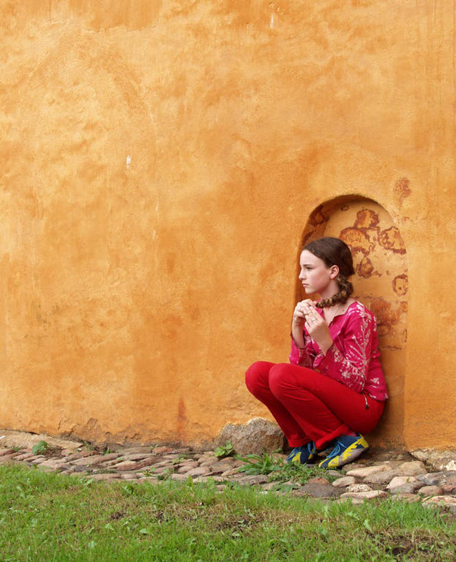 西方人,儿童,一个人,坐,竖图,室外,白天,正面,纯洁,草地,草坪,石头,植物,欧洲,欧洲人,仅一个女性,仅一个人,服装,石子,墙,依偎,注视,休闲装,墙壁,墙面,草,小孩,衣服,黄色,绿色,观察,看,靠,靠着,倚靠,仅一个小孩,休闲,休闲服,可爱,童年,童趣,沉思,服饰,观看,察看,深思,倚着,关注,童真,烂漫,无邪,依附,依赖,投靠,覃思,寻思,天真,女孩,女人,女性,白种人,孩子,石块,坐着,彩图,全身,女生