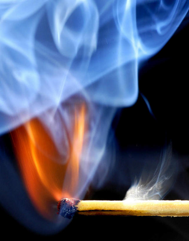 无人,竖图,室内,特写,白天,正面,热情,竞争,高科技,科技,烟火,炸药,炸弹,火,对抗,冲突,军事,科学,火焰,烟雾,燃烧,破坏,红色,焰火,武器,飘,战争,工业,损坏,攻击,恐怖,威胁,对立,矛盾,兵器,弹药,礼花,防御,军方,军工业,国防,敌对,挫败,斗争,抗拒,抗衡,杀伤,威慑,花炮,礼花炮,伤害,危险,甘油炸药,烟花,彩图