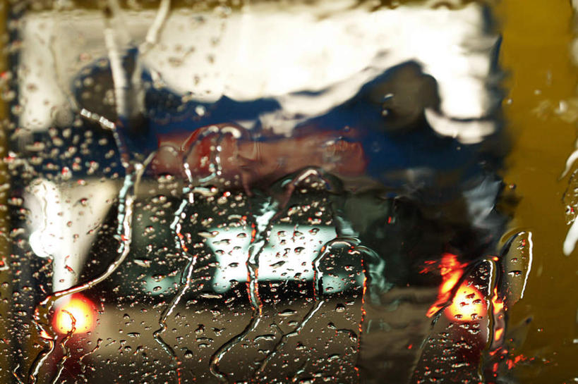 无人,横图,室内,特写,白天,正面,水,窗户,落地窗,汽车,飞溅,朦胧,模糊,溅,挡风玻璃,液体,水滴,水渍,玻璃窗,车,水珠,交通工具,轿车,喷洒,载具,彩图