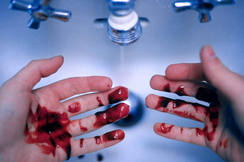 西方人,手,一个人,横图,俯视,室内,特写,白天,零件,电路,水,欧洲,欧洲人,仅一个人,一双,关闭,血,水龙头,液体,水滴,滴落,开关,按钮,打开,手部,血液,阀门,开启,闭合,水咀,白种人,半身,彩图,高角度拍摄