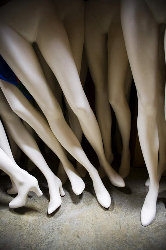 腿部,腿,无人,竖图,室内,白天,正面,高跟鞋,地板,鞋子,许多,人造模特,地面,道具,服装模特,模特道具,时装道具,展示道具,服装模特道具,陈列道具,彩图