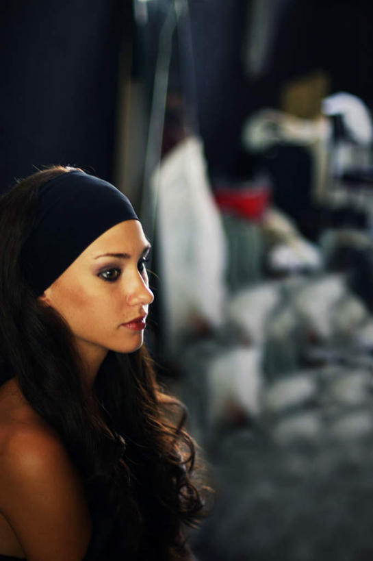 西方人,头发,竖图,室外,夜晚,侧面,寂寞,欧洲,欧洲人,环保,装饰,墙,垃圾桶,注视,墙壁,墙面,黑色,发箍,发饰,容器,饰品,观察,看,靠,靠着,能源,头箍,观看,储藏,垃圾箱,华丽,修饰,垃圾堆,回收,点缀,资源,察看,储存,关注,发卡,利用,低碳,配饰,循环,衬托,美观,雅致,雅观,持续,孤苦,伶仃,孤单,孤独,白种人,卷发,半身,彩图,贮存