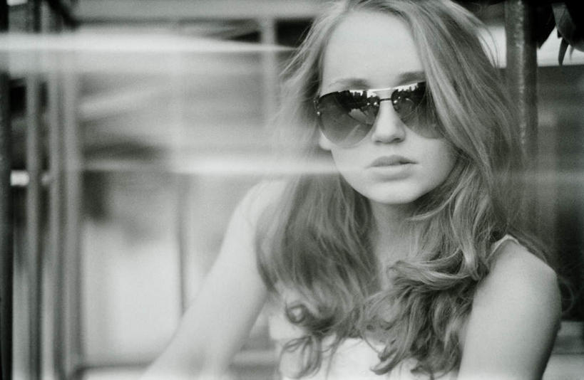 西方人,头发,一个人,坐,横图,黑白,室外,白天,正面,性感,欧洲,欧洲人,仅一个年轻女性,仅一个女性,仅一个人,一副,墨镜,眼镜,注视,漂亮,太阳镜,太阳眼镜,观察,看,金色,遮阳镜,观看,察看,关注,年轻女性,女人,女性,白种人,卷发,坐着,半身