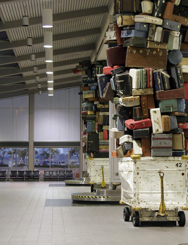 无人,竖图,室内,白天,仰视,植物,窗户,落地窗,一堆,许多,阴影,堆叠,堆积,光线,瓷砖,地砖,拉杆箱,旅行箱,影子,屋顶,灯光,地面,顶棚,玻璃窗,树,树木,绿色,自然,行李箱,箱子,行李车,生长,成长,堆,出差,彩图,低角度拍摄,旅行