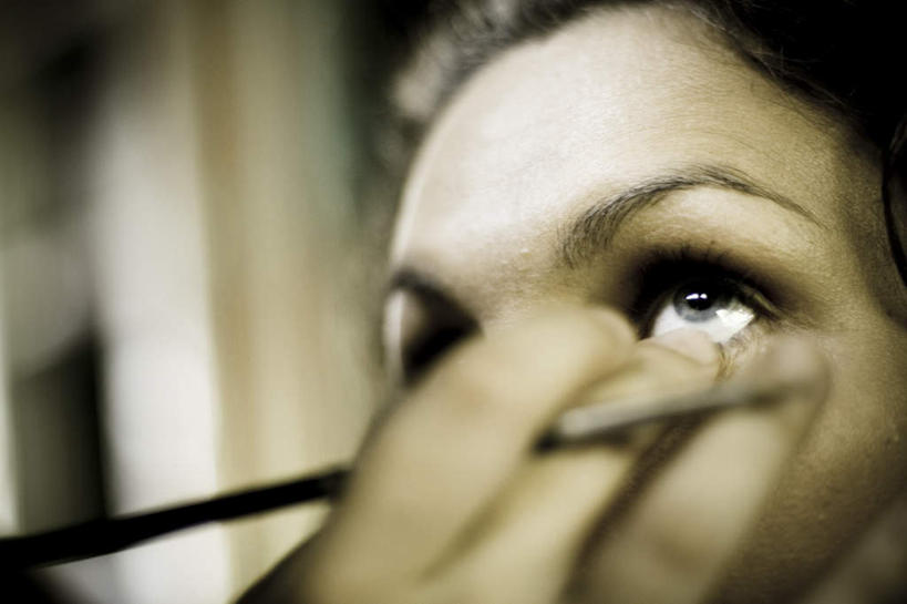 西方人,脸,头,眼睛,脸颊,眉毛,睫毛,手,一个人,摸,横图,室内,特写,白天,仰视,欧洲,欧洲人,瞳孔,仅一个年轻女性,仅一个女性,仅一个人,抚摸,握,朦胧,模糊,墙,拿,拿着,注视,墙壁,墙面,观察,看,手部,画眉笔,握着,眼部,观看,察看,关注,年轻女性,女人,女性,白种人,头部,睫,脸部,脸蛋,眉,面部,眼,眼睫毛,眼眉,触摸,接触,半身,彩图,低角度拍摄,眼眉毛